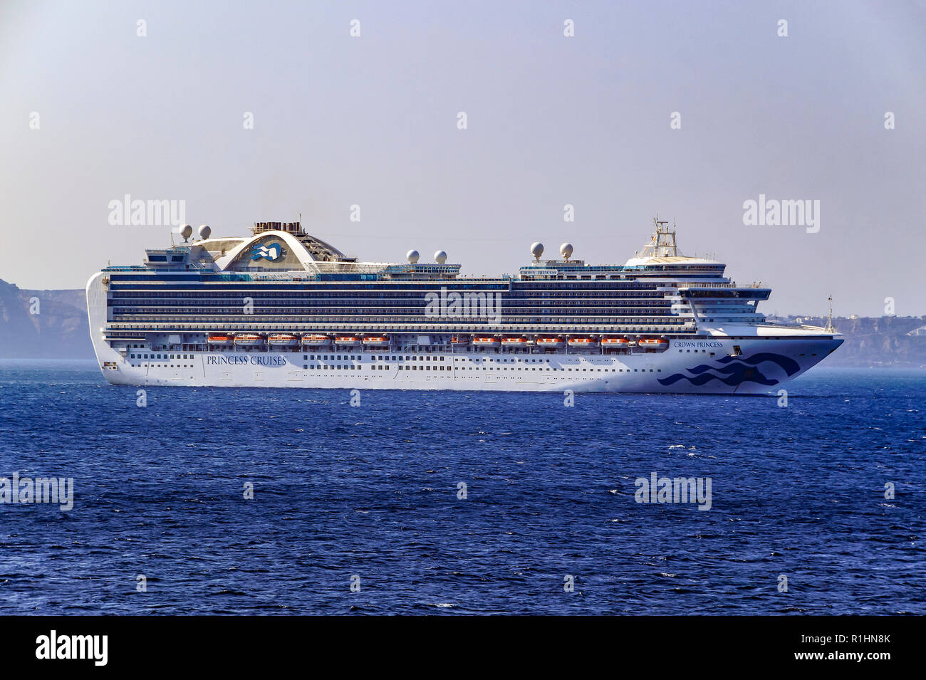 Princess Cruises nave da crociera Crown Princess ancorato a isola Santorini nel Mare Egeo meridionale della Grecia Europa Foto Stock