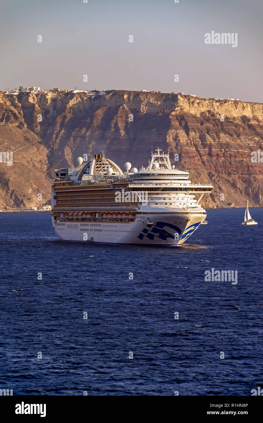 Princess Cruises nave da crociera Crown Princess ancorato a isola Santorini nel Mare Egeo meridionale della Grecia Europa Foto Stock