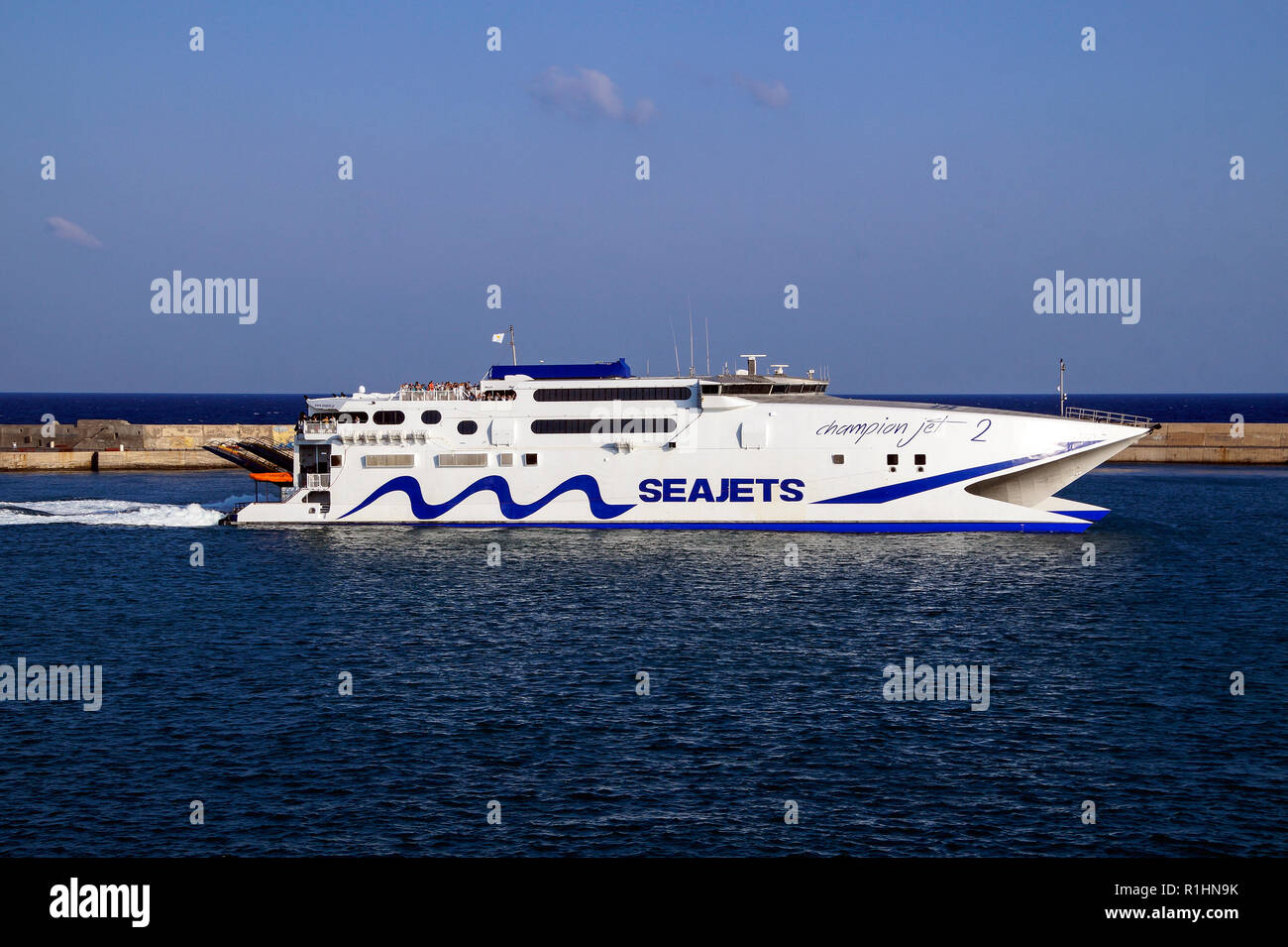 Catamarano Seajets Champion 2 lasciando il porto di Heraklion Creta Grecia Europa Foto Stock