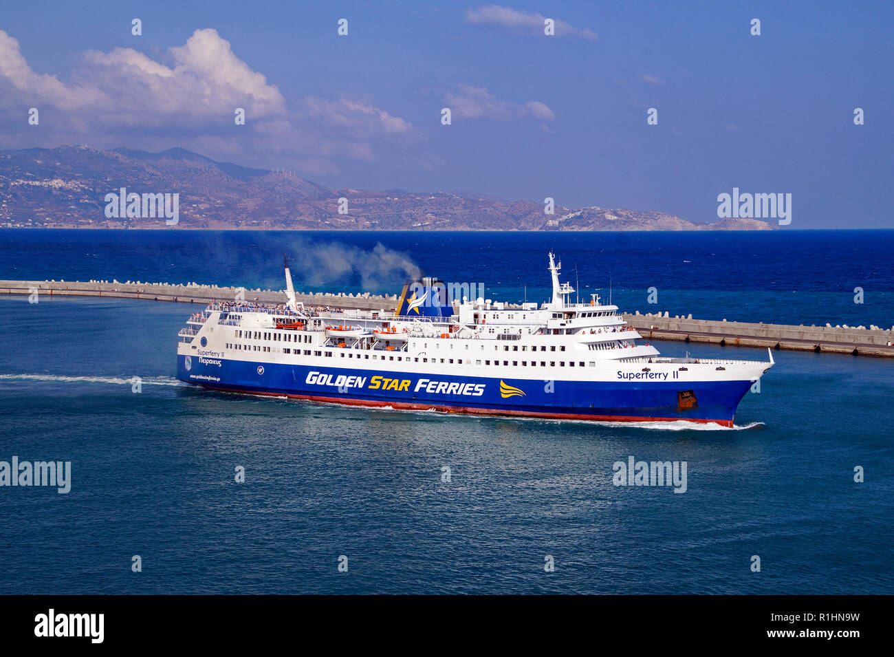 Golden Star Ferries car e il passeggero traghetto Superferry II è di lasciare il porto di Heraklion Creta Grecia Europa Foto Stock