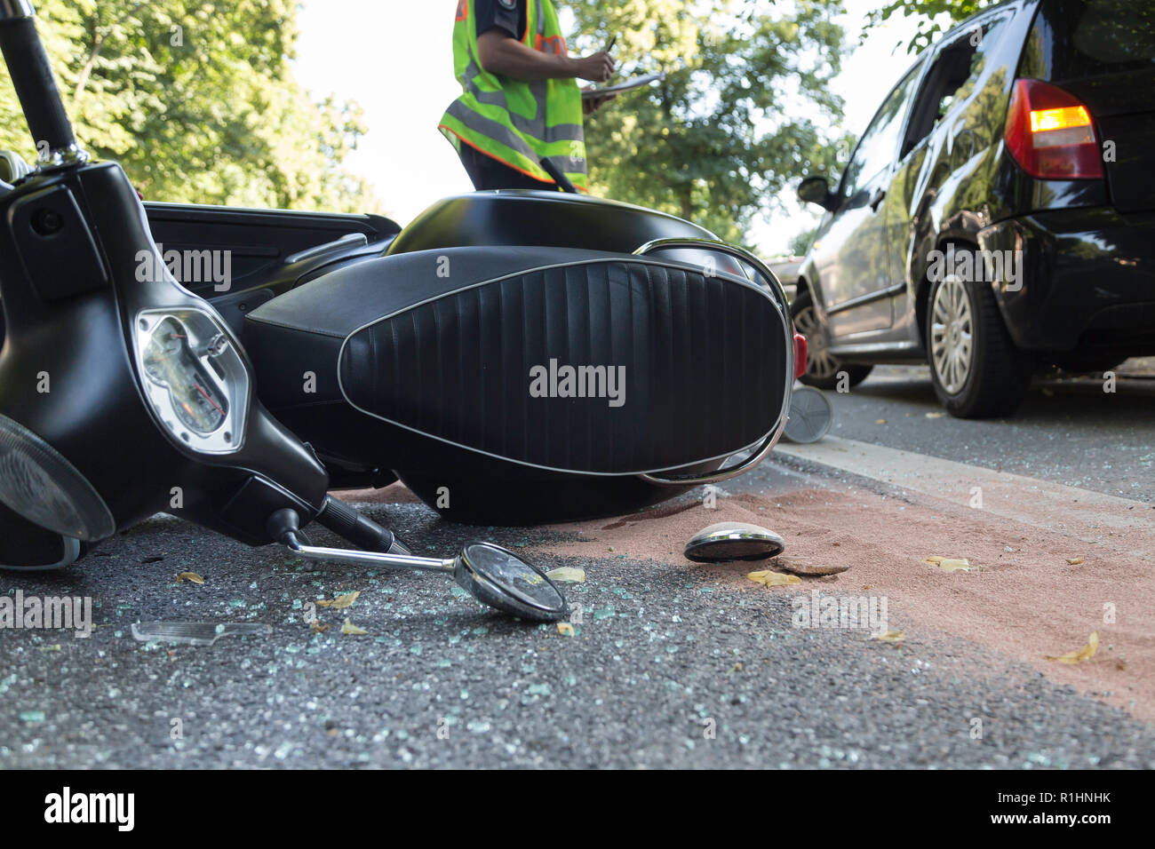 Motore del nero scooter dopo incidente stradale Foto Stock