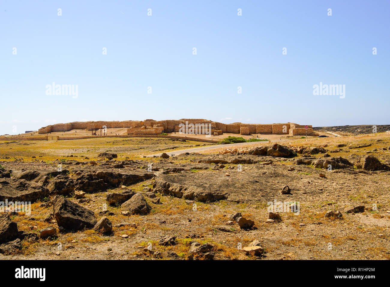 Vista di Sumhuram (la piccola città fortificata), un sud Arabian sito archeologico vicino a Taqah. La regione di Dhofar di Oman. Foto Stock