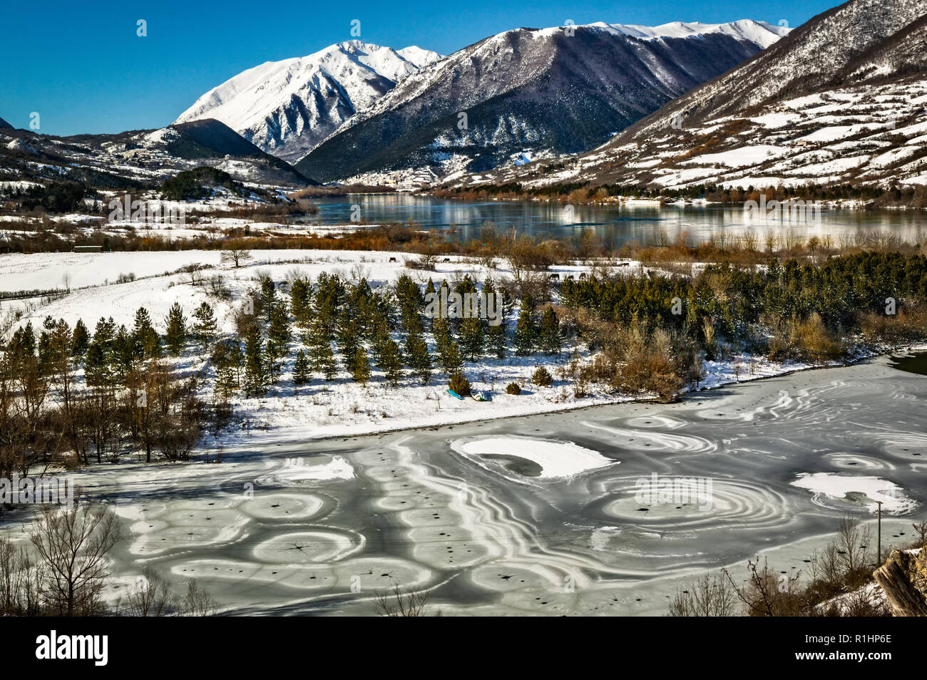 Vista invernale del lago di Barrea nel Parco Nazionale abruzzo molise e lazio. Barrea, provincia di l'Aquila, Abruzzo Foto Stock