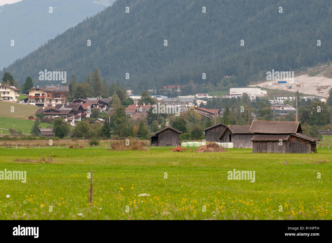 Capannoni agricoli sul lato della montagna. Fotografato nella Valle dello Stubai in Tirolo, Austria Foto Stock