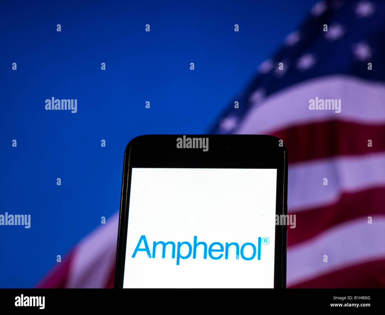 Amphenol cavo in fibra ottica Manufacturing Company logo che si vede visualizzato sul telefono intelligente. Amphenol Corporation è un importante produttore di elettronica e connettori per fibre ottiche, cavi e sistemi di interconnessione quali cavi coassiali. Foto Stock