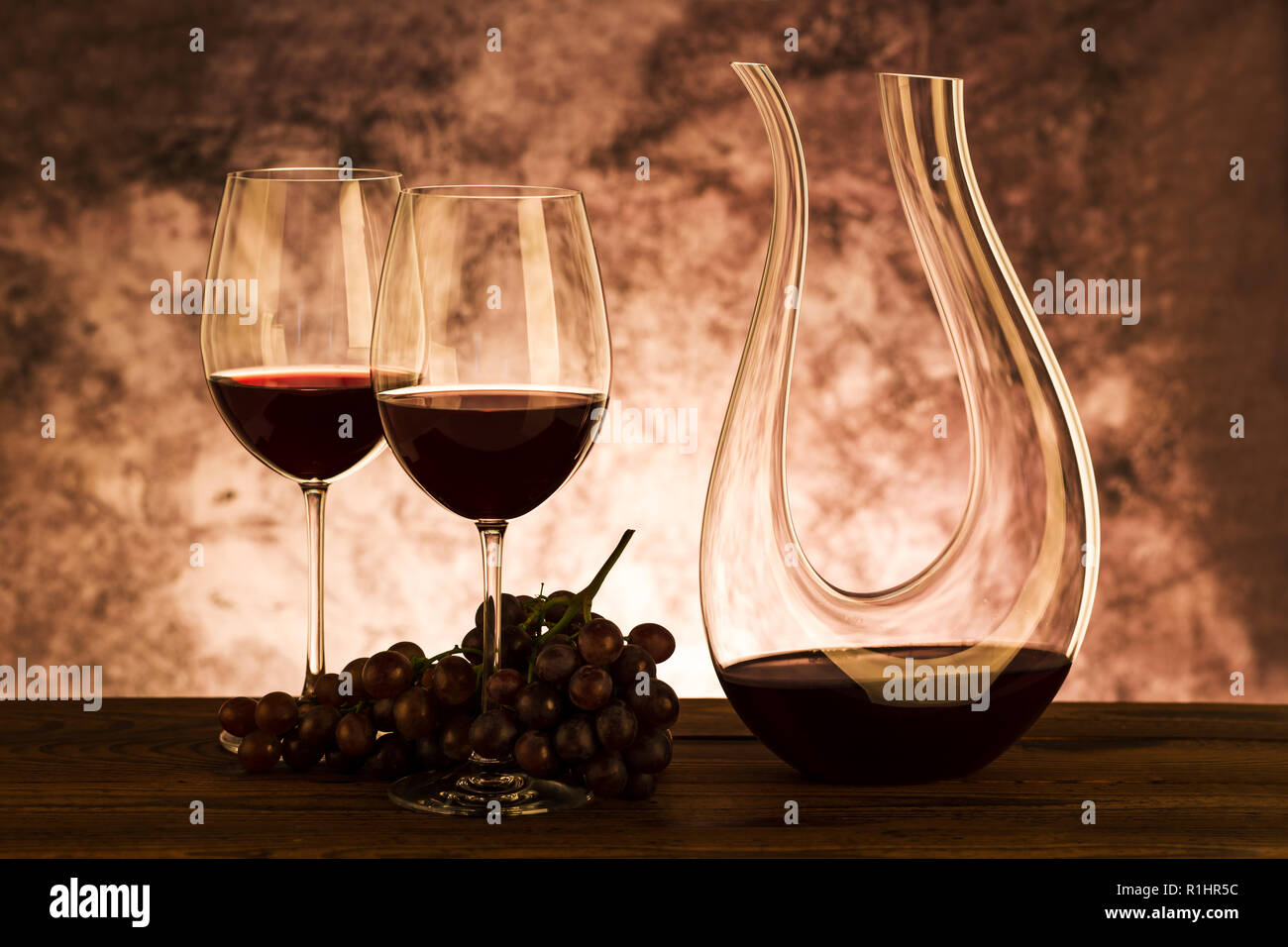Vino rosso. Ancora vita due bicchieri di vino rosso, uva e decanter. Foto Stock