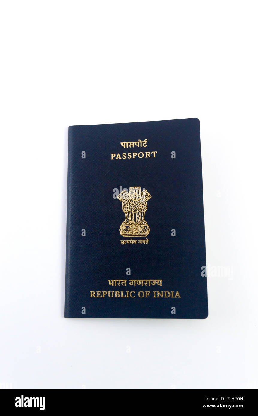 Unico passaporto indiano con sfondo bianco Foto Stock