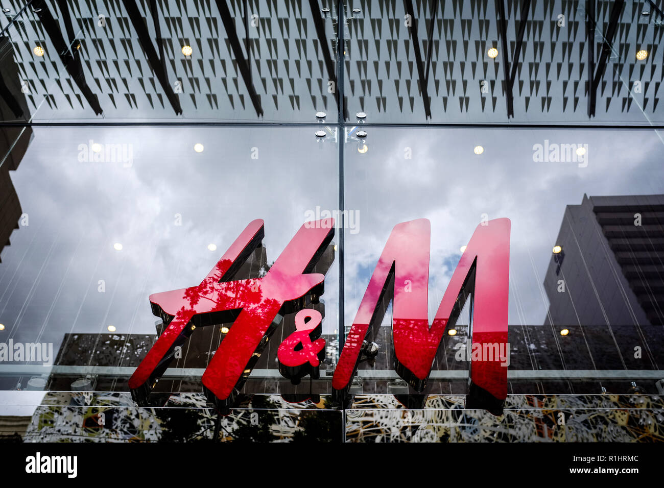 Svedese del marchio di moda H&M logo che si vede a Brisbane, Australia. Foto Stock