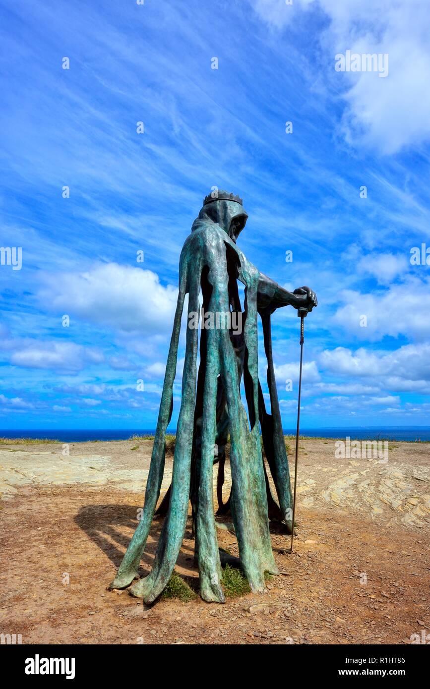 King Arthur un 8 ft scultura in bronzo di artista Rubin Eynon, denominato Gallos Cornish word per potenza, Tintagel Castle Isola Peninsular,Cornwall,l'Inghilterra,UK Foto Stock