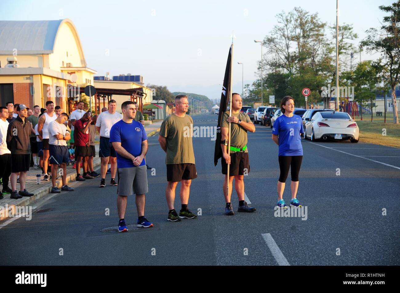 A sinistra, Cpt Pietro Boltuch, da 405 Campo dell'esercito brigata di supporto, Esercito supporto campo Battalion-Africa, Ltc Terry Wanner, Comandante 731st munizioni Squadron, Staff Sgt Bryant Guardado, dal 731st squadrone di munizioni e Ltc Michelle Agpalza, Commander 405 Campo dell'esercito brigata di supporto, Esercito supporto campo Battalion-Africa, prima di iniziare la mia/POW memorial eseguire detenute a Camp Darby, Italia, Sep 21, 2018. Foto Stock