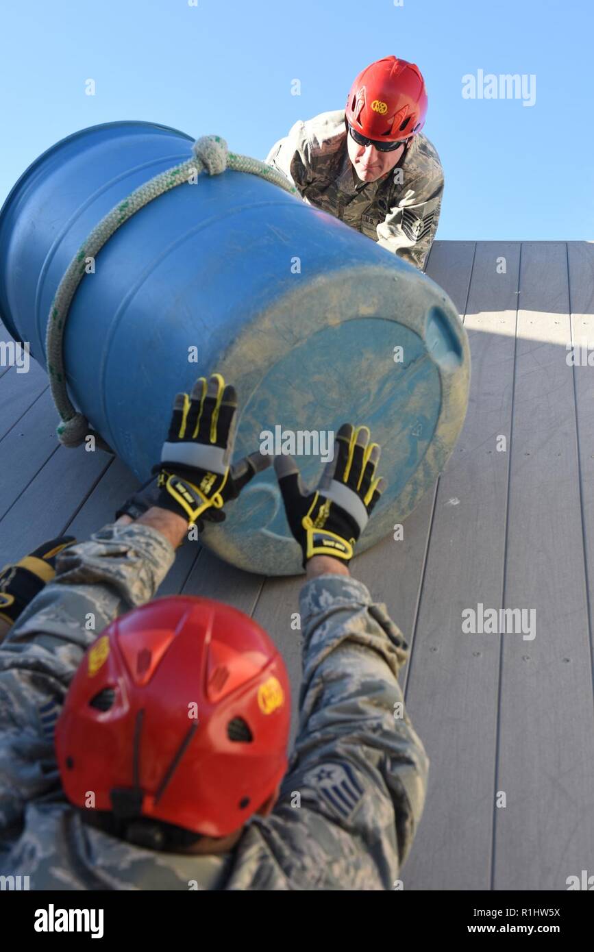 Avieri da 124Fighter Wing assunse la sfida alla leadership corso di reazione durante l'evento Non-Commissioned ufficiali corso di arricchimento in campo Gowen a Boise, Idaho sul Sett. 21, 2018. Questo problematico ostacolo corso è progettato per gli avieri per la creazione di cooperative di processo decisionale mentre si lavora sotto pressione, applicare nuovi concetti con singole idee e suggerimenti, costruire la comunicazione e risolvere i problemi all'interno di un gruppo. Il corso NCOE è una settimana di esperienza di apprendimento offerti qui per personale tecnico e sergenti in Idaho Air National Guard. Foto Stock