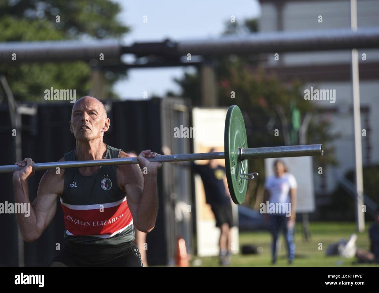 180921-RX777-122 Norfolk, Virginia (sett. 20, 2018) Chris Terrill, assegnata alla Royal Navy portaerei HMS Queen Elizabeth II (R08) esegue una forza di pulizia durante un concorso Crossfit contro la portaerei USS Dwight D. Eisenhower CVN (69) (IKE). Ike è sottoposto a una prevista disponibilità incrementale (PIA) a Norfolk Naval Shipyard durante la fase di manutenzione della flotta ottimizzato il piano di risposta (OFRP). Foto Stock