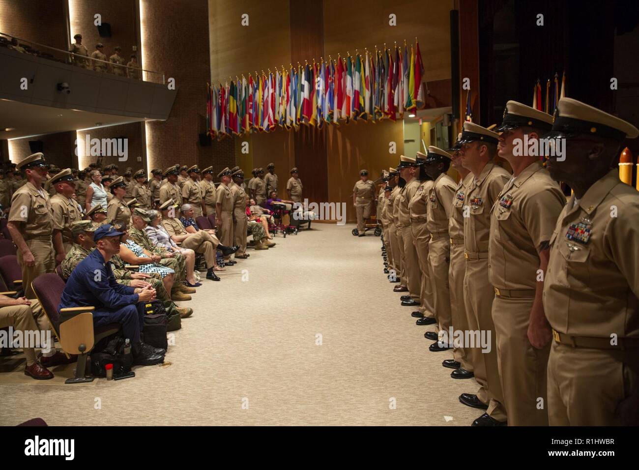 NORFOLK (sett. 20, 2018) attivo, pensionati e appena segnato capi di stand per la Marina Chief Petty Officer Creed seguenti navale attività di supporto Hampton Roads chief pinning cerimonia. 19 capi da USFF, Commander, U.S. Naval Air Forces Atlantic, Commander, Navy Reserve forze e NSA Hampton Roads hanno ricevuto le ancore durante la cerimonia di premiazione che si terrà a forze congiunte Staff College. Foto Stock