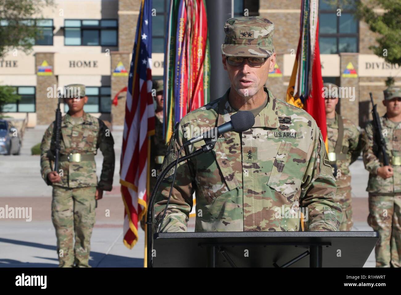 Il Mag. Gen. Patrick E. Matlock, comandante della 1° Divisione Corazzate e Fort Bliss, dà un discorso durante la POW/mia giornata di riconoscimento cerimonia in occasione della 1° Divisione Corazzate Parade sede sett. 21. La cerimonia di premiazione si terrà il terzo venerdì del mese di settembre di ogni anno in onore restituito i prigionieri di guerra e ricordare quelle American Servicemembers e civili che non sono mai tornati a casa, e per sostenere i continui sforzi per portare a casa coloro che non sono stati recuperati. Foto Stock