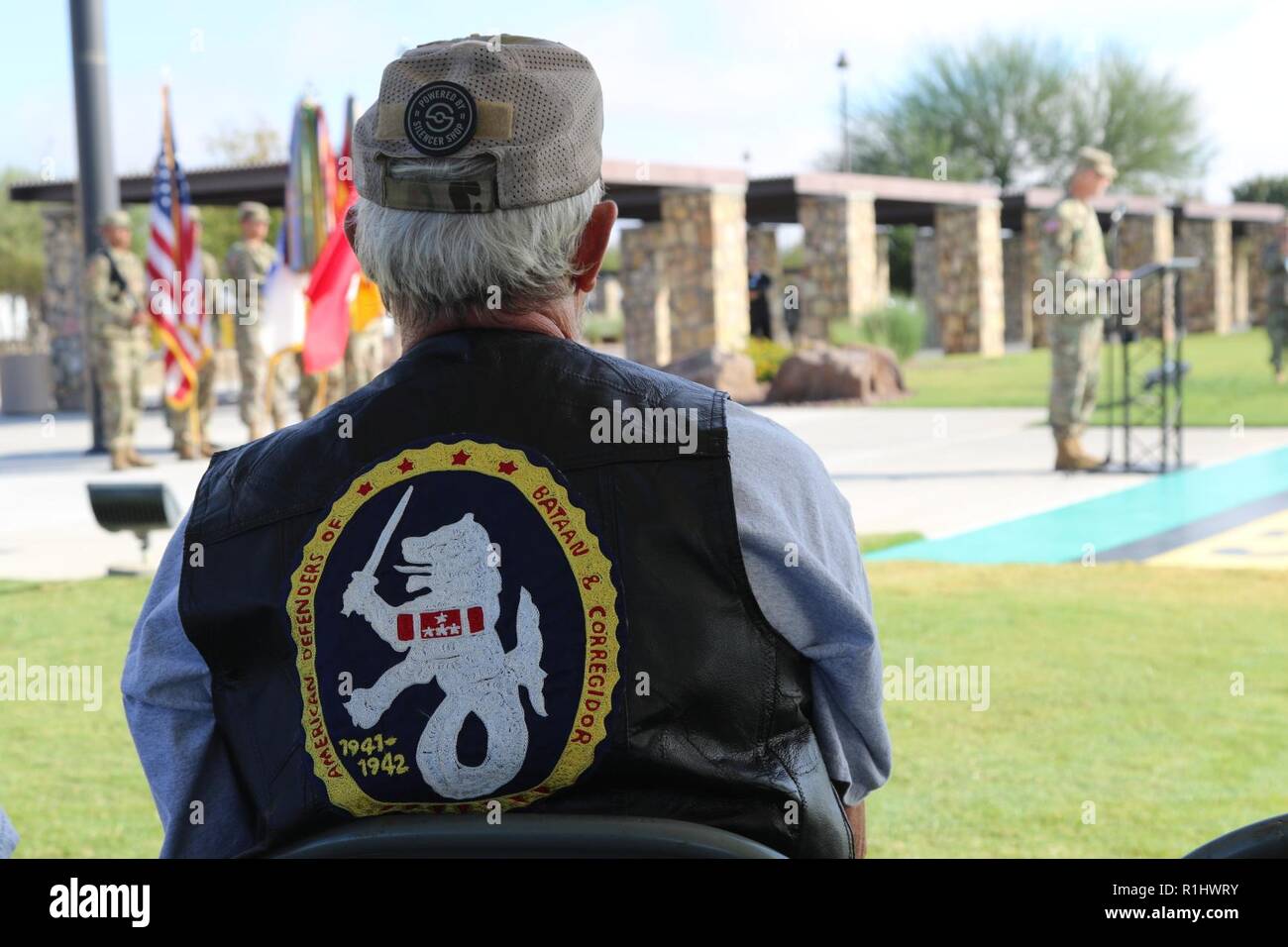 Un veterano ascolta un discorso durante la POW/mia cerimonia in occasione della 1° Divisione Corazzate sede sett. 21. La cerimonia di premiazione si terrà il terzo venerdì del mese di settembre di ogni anno in onore restituito i prigionieri di guerra e ricordare quelle American Servicemembers e civili che non sono mai tornati a casa, e per sostenere i continui sforzi per portare a casa coloro che non sono stati recuperati. Foto Stock