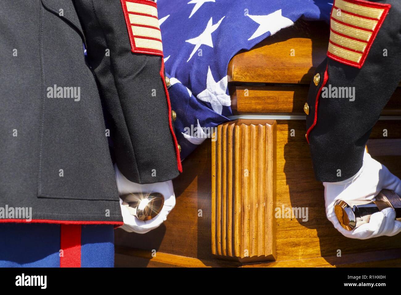 Stati Uniti Marines con la società F, 2° Battaglione, 7 Regimant Marini, 1° Divisione Marine, Color Guard, trasportare PFC. Roger Gonzales' rimane, durante il suo servizio funebre al Green Hill e mortuaria Cappella Memoriale, Rancho Palos Verdes, California, Sett. 21, 2018. Gonzales è stato ucciso in azione nel novembre del 29,1950, da cecchino nemico fuoco mentre si tenta di trovare un compagno perso su Fox Hill dove era poco dopo aver sepolto. Foto Stock