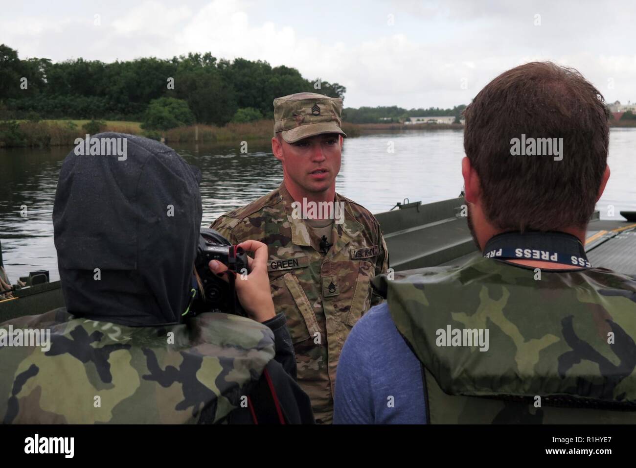 Stati Uniti Il personale dell'esercito Sgt. Samuel verde con la Carolina del Sud esercito nazionale della guardia 125th multiruolo Bridge azienda ha distribuito da Abbeville, S.C., parla con i membri della stampa sul nastro di un ponte sul fiume Sampit al Carroll Ashmore Campbell imbarcadero dei battelli in Georgetown, S.C., Settembre 23, 2018. Il 125 è messa in scena di un nastro ponte nel fiume Sampit per spostare di forniture di soccorso e di personale di emergenza se necessario dopo allagamento proiettata nella zona a causa dei resti di tempesta tropicale Firenze. Foto Stock