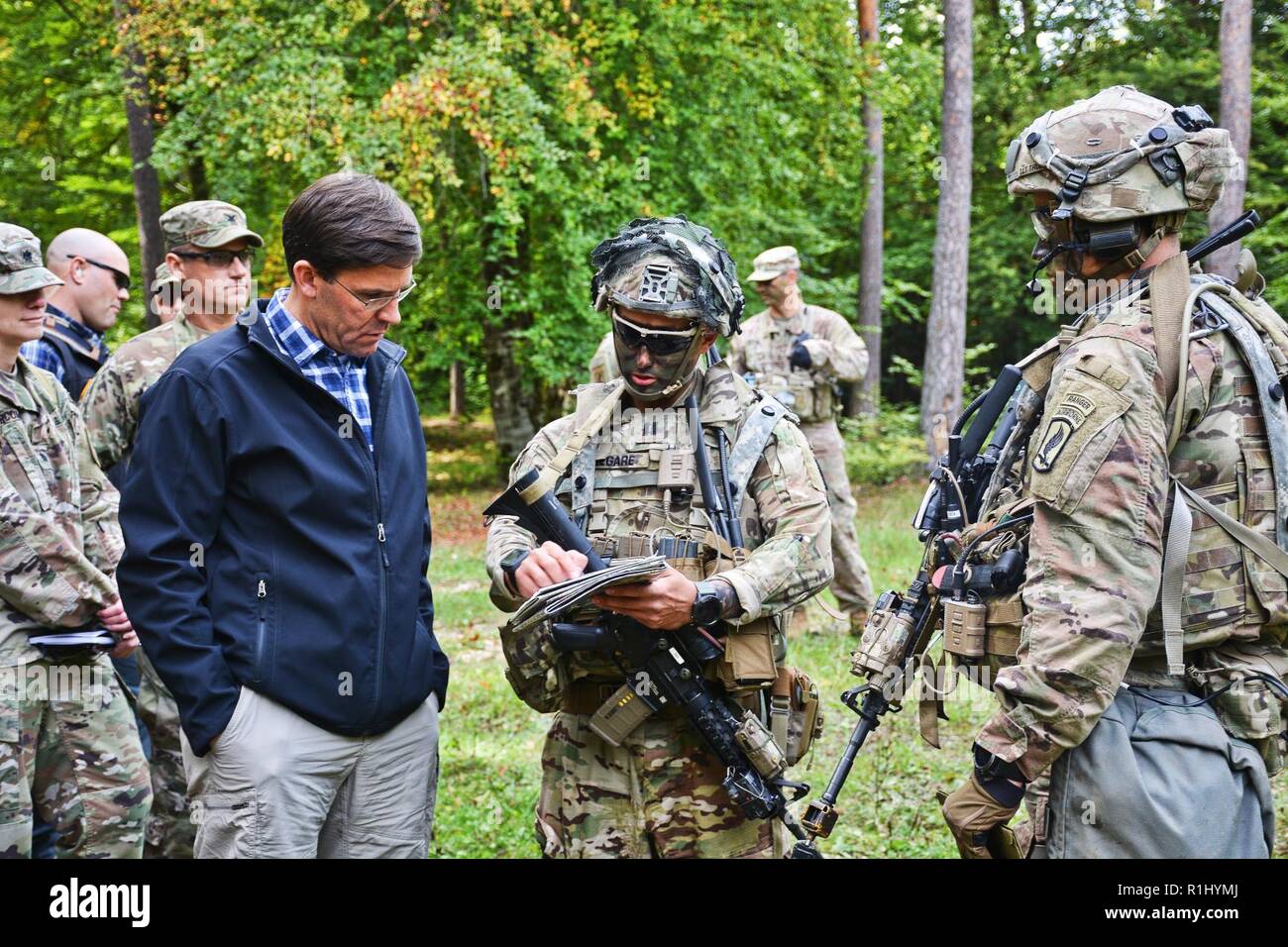 Segretario dell'esercito, il dottor Mark T. Esper, visite paracadutisti del 173rd Airborne Brigade Settembre 21, 2018 in Hohenfels, Germania durante la sciabola di svincolo 18. Esercizio Saber 18 di giunzione è un U.S. Esercito Europa-diretto esercizio inteso a valutare la disponibilità degli Stati Uniti Dell'esercito 173rd Airborne brigata per eseguire unified operazioni di terra in un giunto, combinata ambiente e di promuovere l'interoperabilità con la partecipazione di alleati e partner delle nazioni. Foto Stock