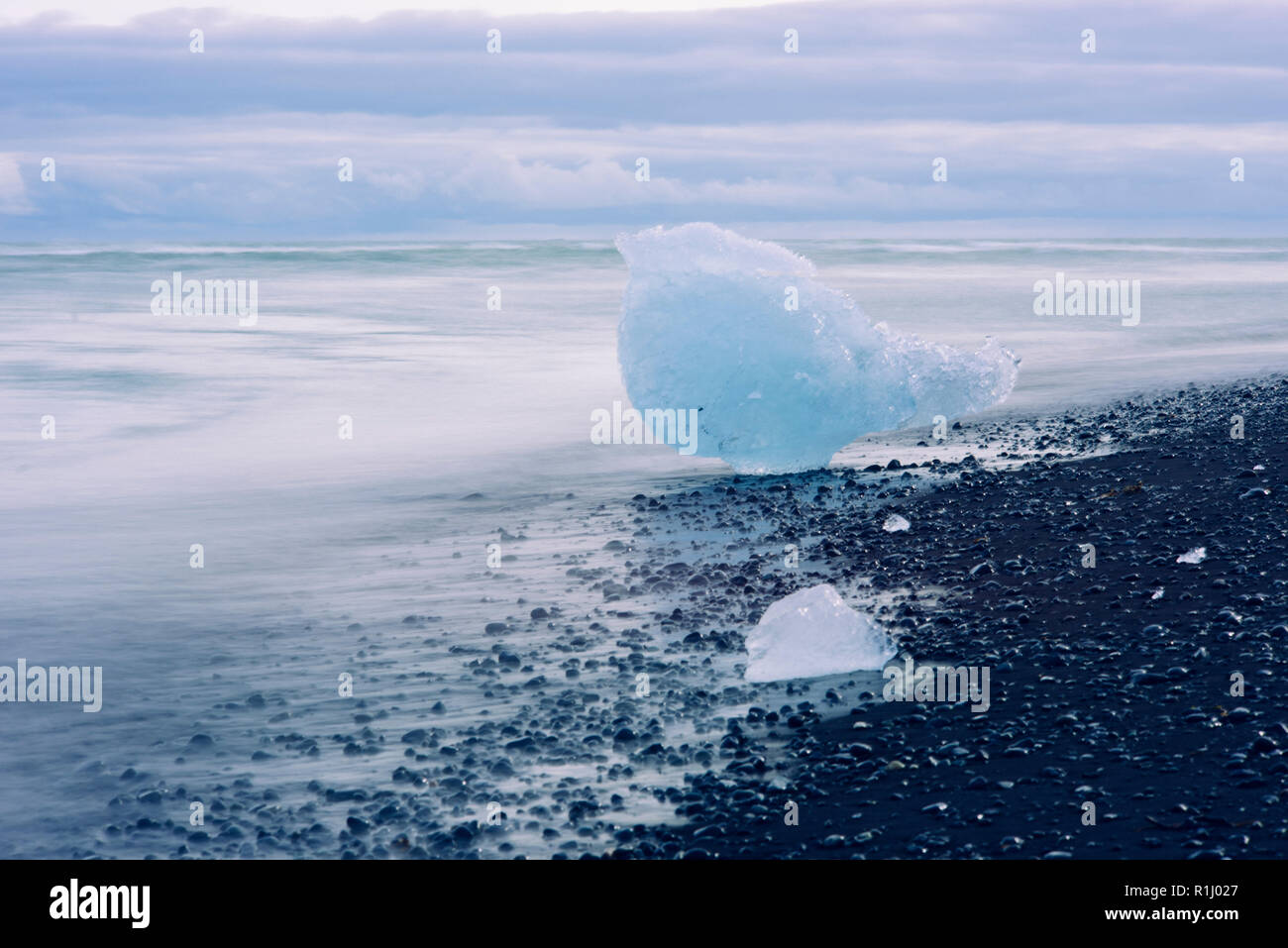 Glacier Ice lasciato sulla spiaggia di Diamante, Islanda. Foto Stock