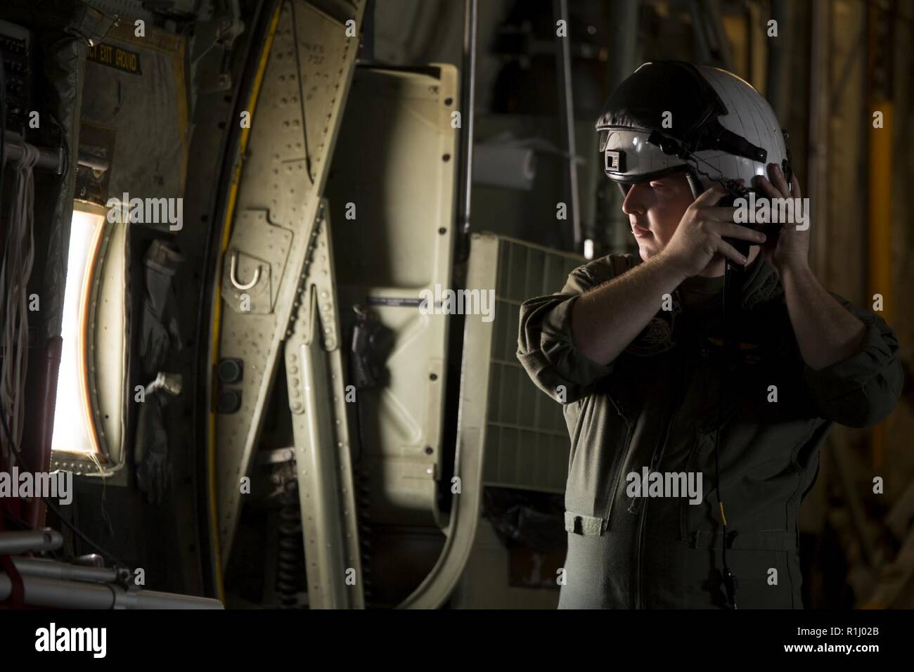 Stati Uniti Marine Corps Sgt. Max D. Massa, KC-130J Hercules crewmaster aeromobili assegnati alle Marine Aviation di armi e tattiche di uno squadrone (MAWTS-1), si prepara a condurre refuels antenna con CH-53E Super Stallion aeromobile durante la selezione di armi e tattiche istruttore (WTI) corso 1-19 al Marine Corps Air Station Yuma, Arizona, Sett. 19, 2018. WTI è di sette settimane di formazione evento ospitato da MAWTS-1 che sottolinea l'integrazione operativa delle sei funzioni del Marine Corps aviation a sostegno di una marina aria-terra task force. WTI fornisce anche standardizzato advanced tactical training e certificazioni Foto Stock