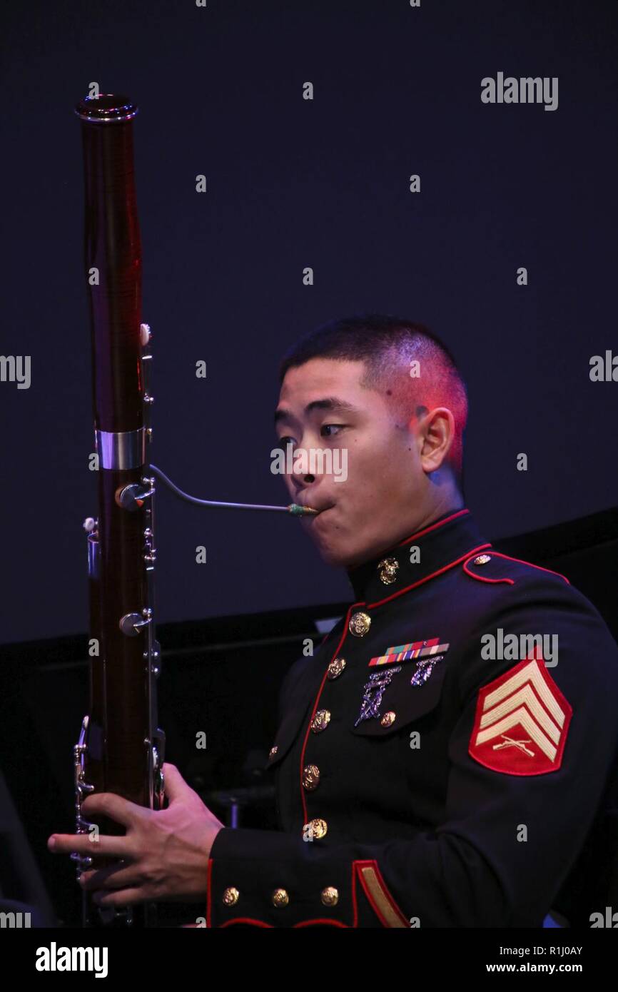 Stati Uniti Marine Corps i membri della band con il Marine Corps forze banda di riserva per eseguire a York College di New York, N.Y., Sett. 20, 2018. La band ha effettuato un concerto di New York e ha effettuato la sua sosta finale di Long Island dove hanno suonato per vari licei e collegi di zona. Foto Stock