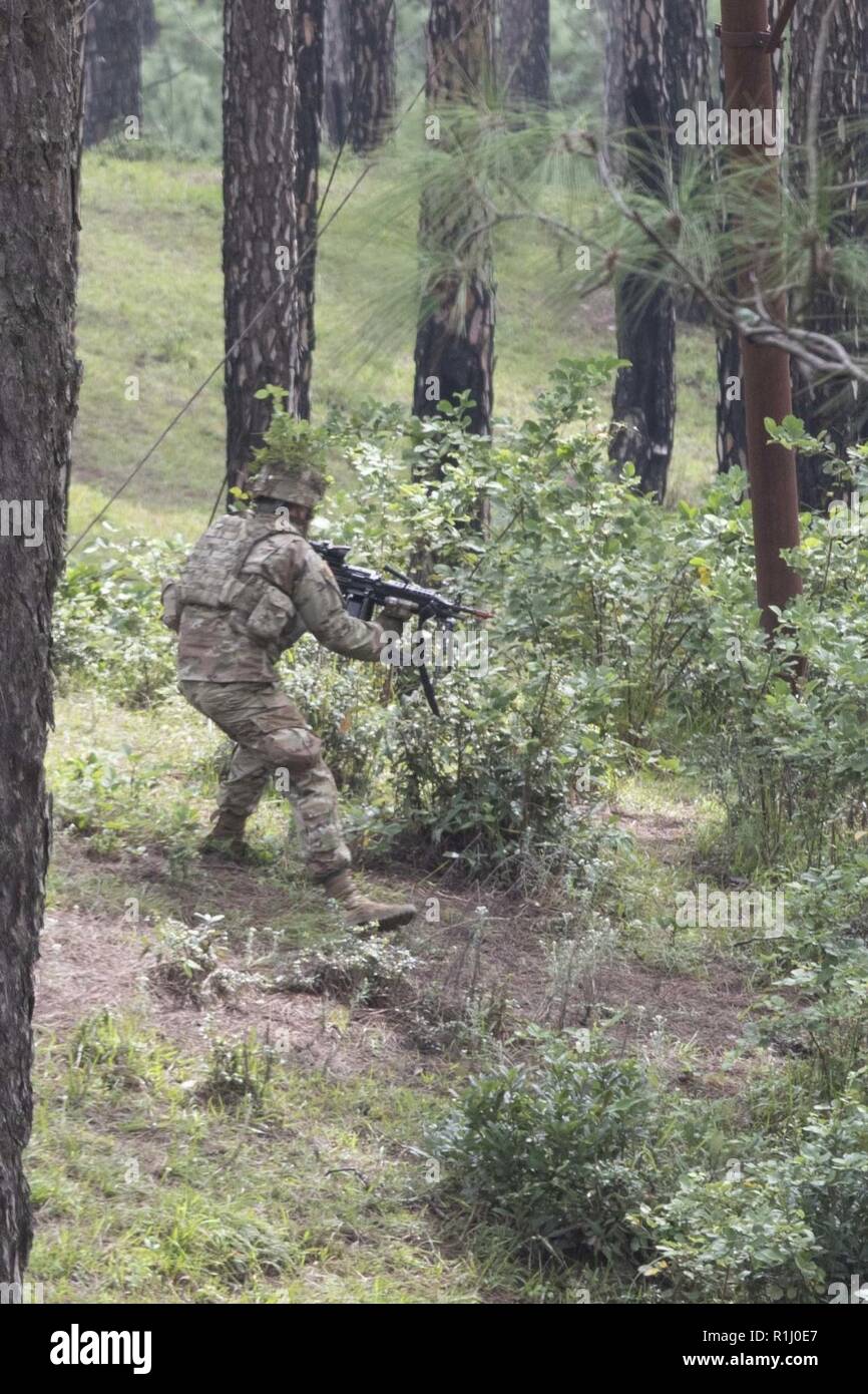 Un soldato con 1° Battaglione, XXIII Reggimento di Fanteria, avanza verso un bersaglio durante una mossa alla dimostrazione di contatto sett. 24, 2018 a Chaubattia Stazione Militare, India. Questa è stata la parte di esercizio Yudh Abhyas 18, un accordo bilaterale in materia di scenario di formazione volti a favorire una condivisa tecniche e tattiche di comprensione tra la partnership le organizzazioni militari. Foto Stock