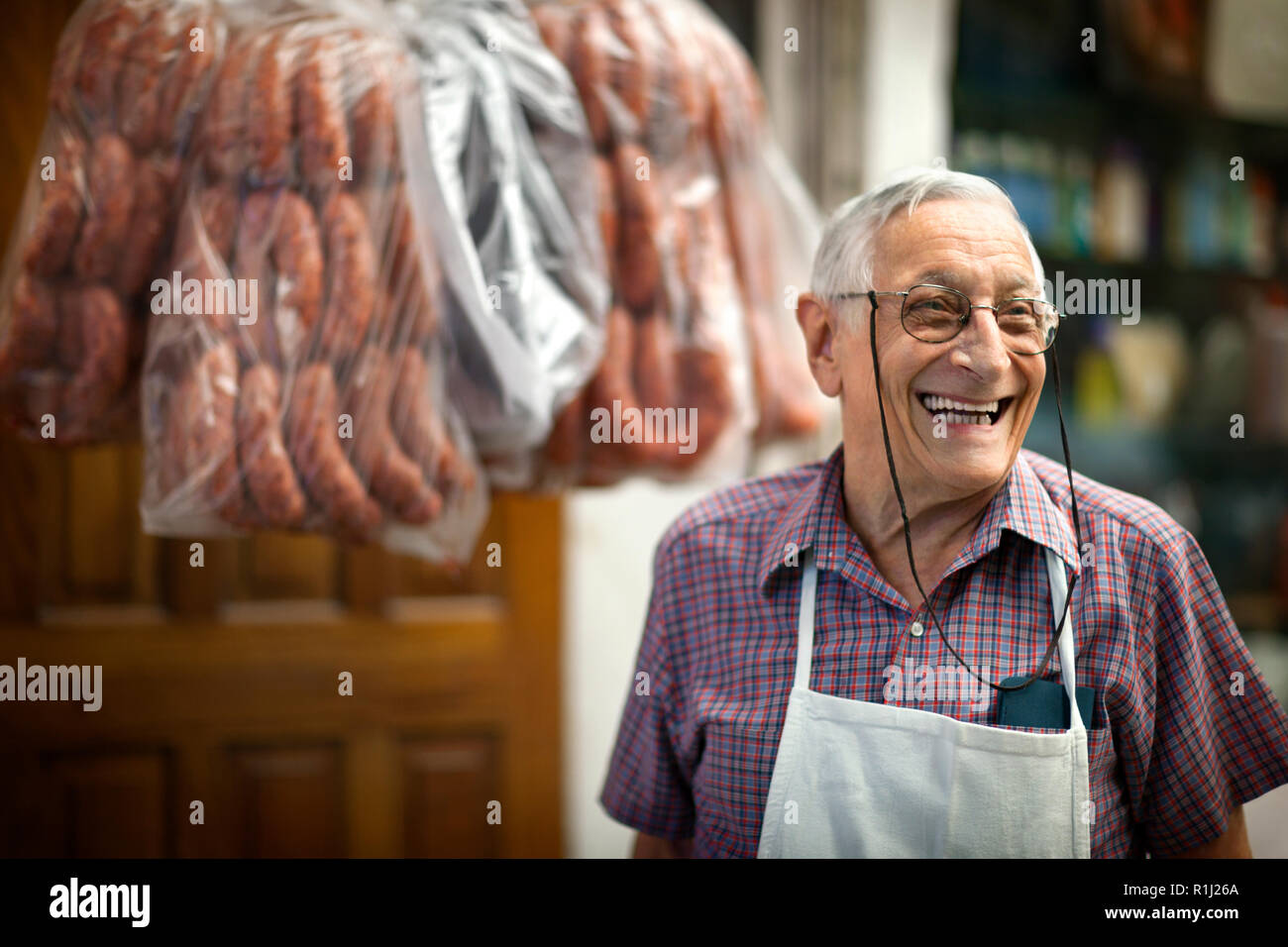 Ritratto di Allegro anziani macellaio al lavoro. Foto Stock