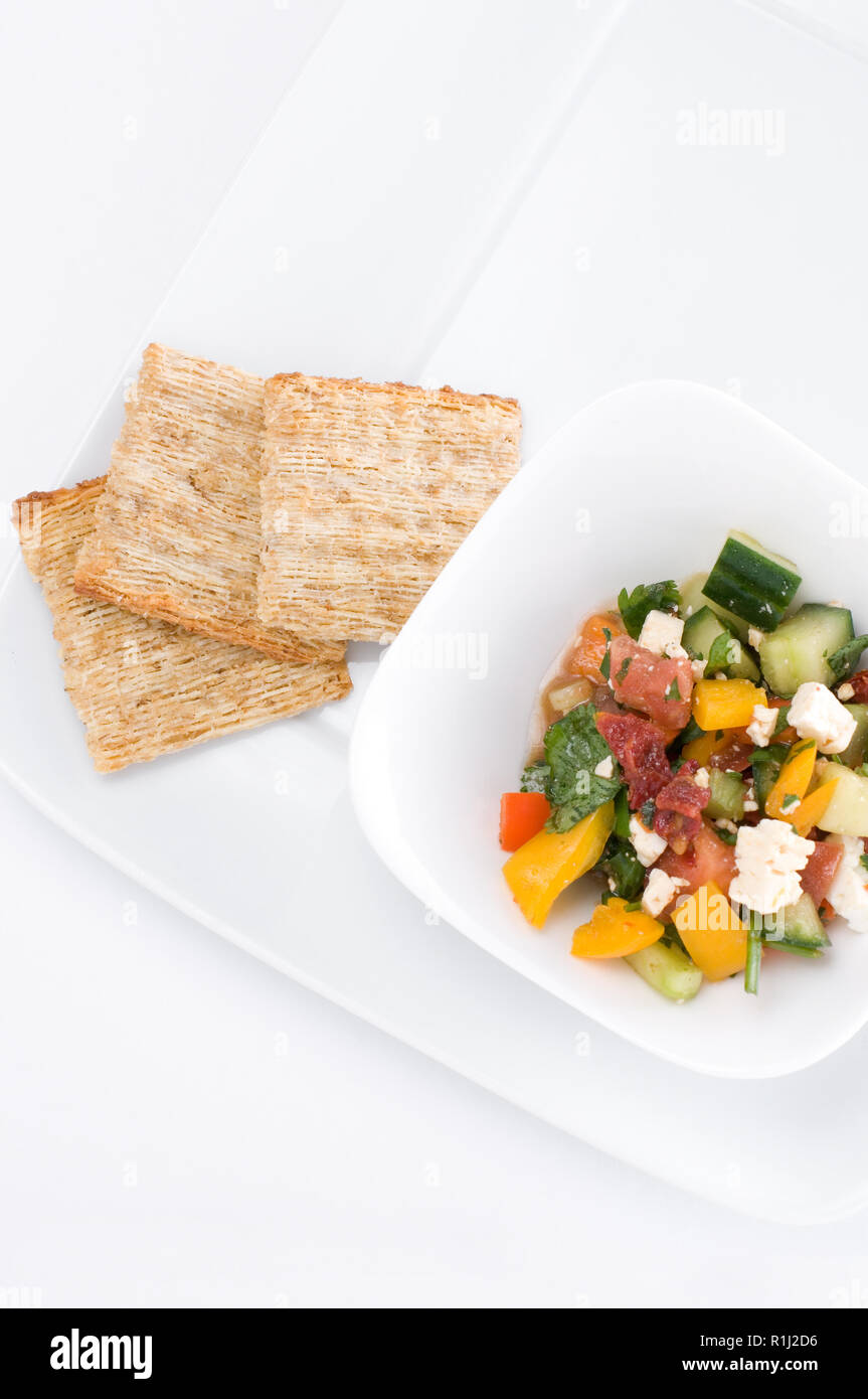 Gustosa insalata sana con il formaggio Feta e crackers Foto Stock