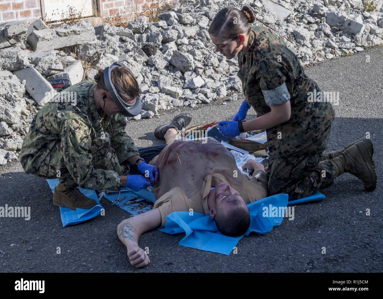 SAN FRANCISCO (ott. 3, 2018) Lt. Allison Cristo (sinistra), un'unità di terapia intensiva infermiere a Naval Medical Center Balboa di San Diego e Hospital Corpsman 2a classe Brittanie Haring (a destra), nativo di Massillon, Ohio, posizionare un tubo del torace in una simulazione del paziente utilizzando la realtà aumentata occhiali come parte di un servizio di tele-formazione medica esercizio durante il San Francisco Settimana della flotta (SFFW) 2018. SFFW è una opportunità per il pubblico americano e per soddisfare la loro Marina Militare, Marine Corps e Guardia Costiera team e l'esperienza dell'America servizi di mare. Durante la settimana della flotta, servizio i membri partecipano a varie comunità Foto Stock