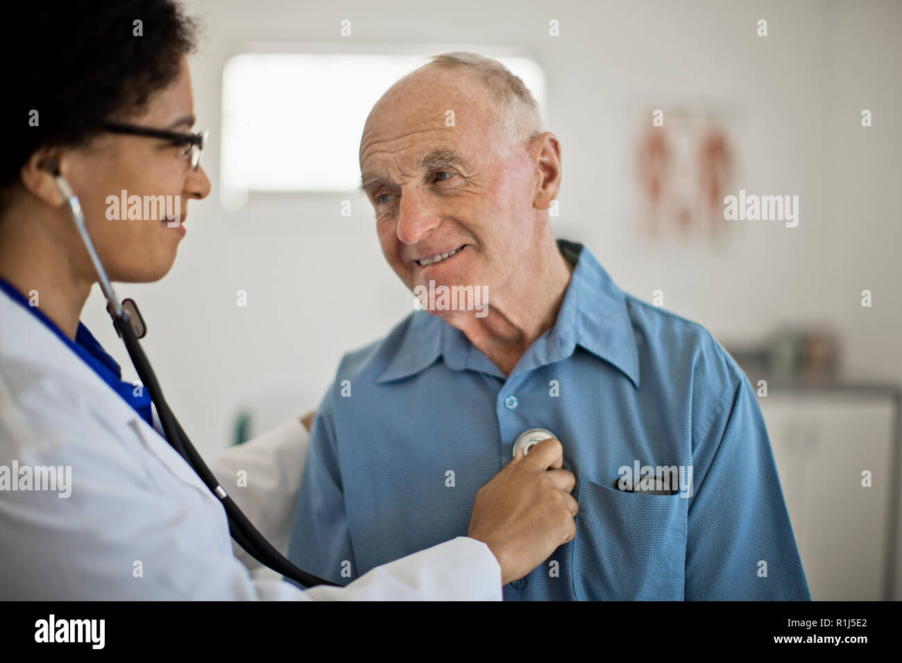 Dottore in ascolto a un senior del paziente. heartbeat Foto Stock