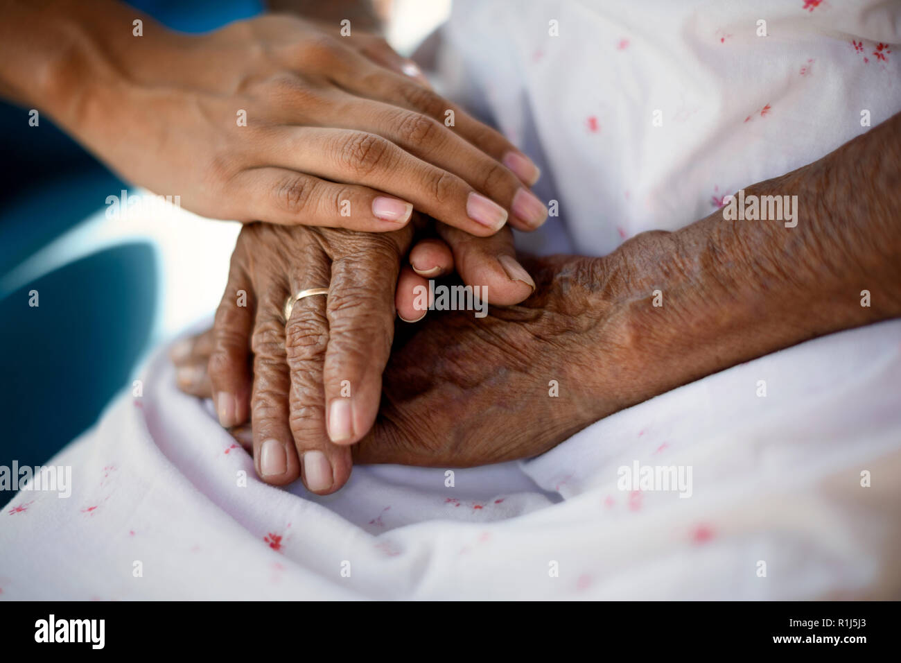 Nonna consolata dalla nipote. Foto Stock
