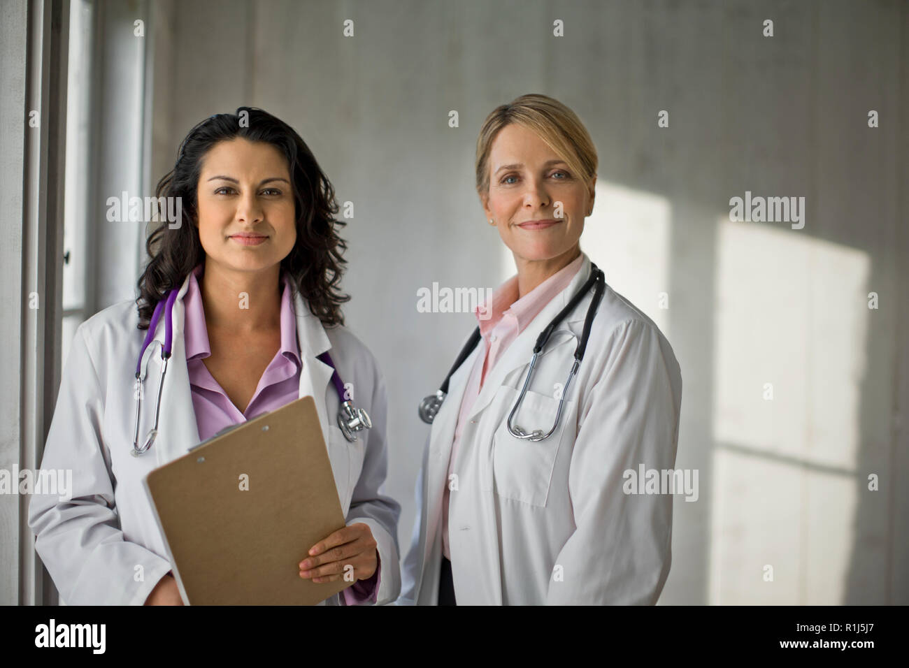 Due medici in piedi insieme. Foto Stock