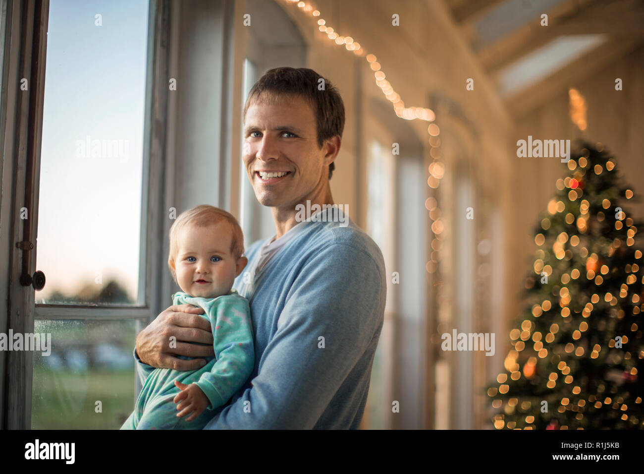 Ritratto di un padre sorridente tenendo la sua bimba. Foto Stock