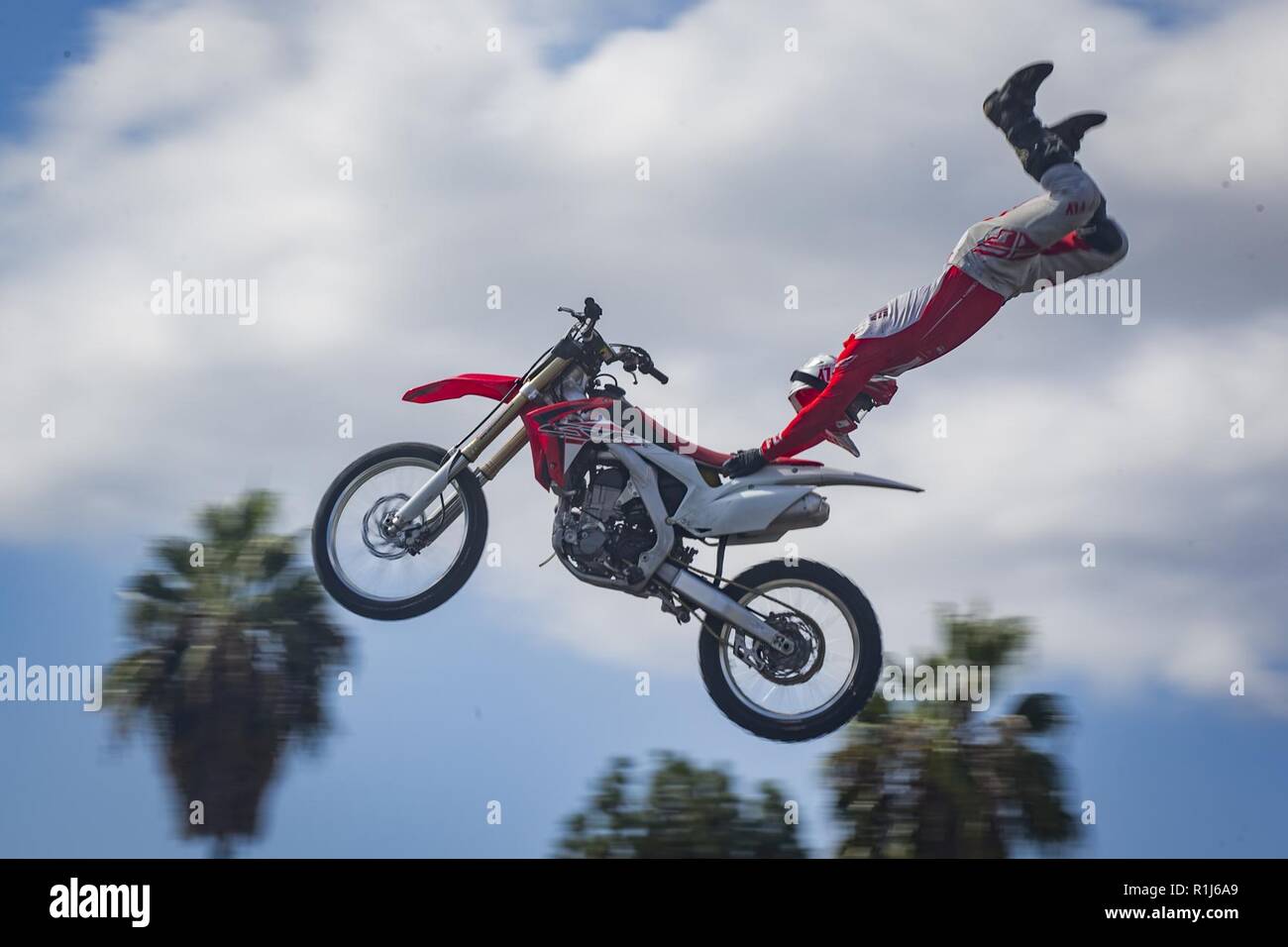 Derek Garland, freestyle motocross rider, esegue durante la Semper Ride Expo e Poker eseguire presso il 22 zona parade deck, Marine Corps base Camp Pendleton, California, il 5 ottobre 2018. L'expo consisteva in un corso chiuso anello attorno a MCB Camp Pendleton, che hanno pre-stazioni designate dove i piloti hanno scelto una scheda per la migliore mano di poker. La manifestazione è culminata con una dimostrazione di motocross e premio libero omaggi. Semper Ride è un partenariato tra la sede centrale Marine Corps Divisione Sicurezza e Marine Corps servizi comunitari che porta la sensibilizzazione alla sicurezza del motociclo. Foto Stock