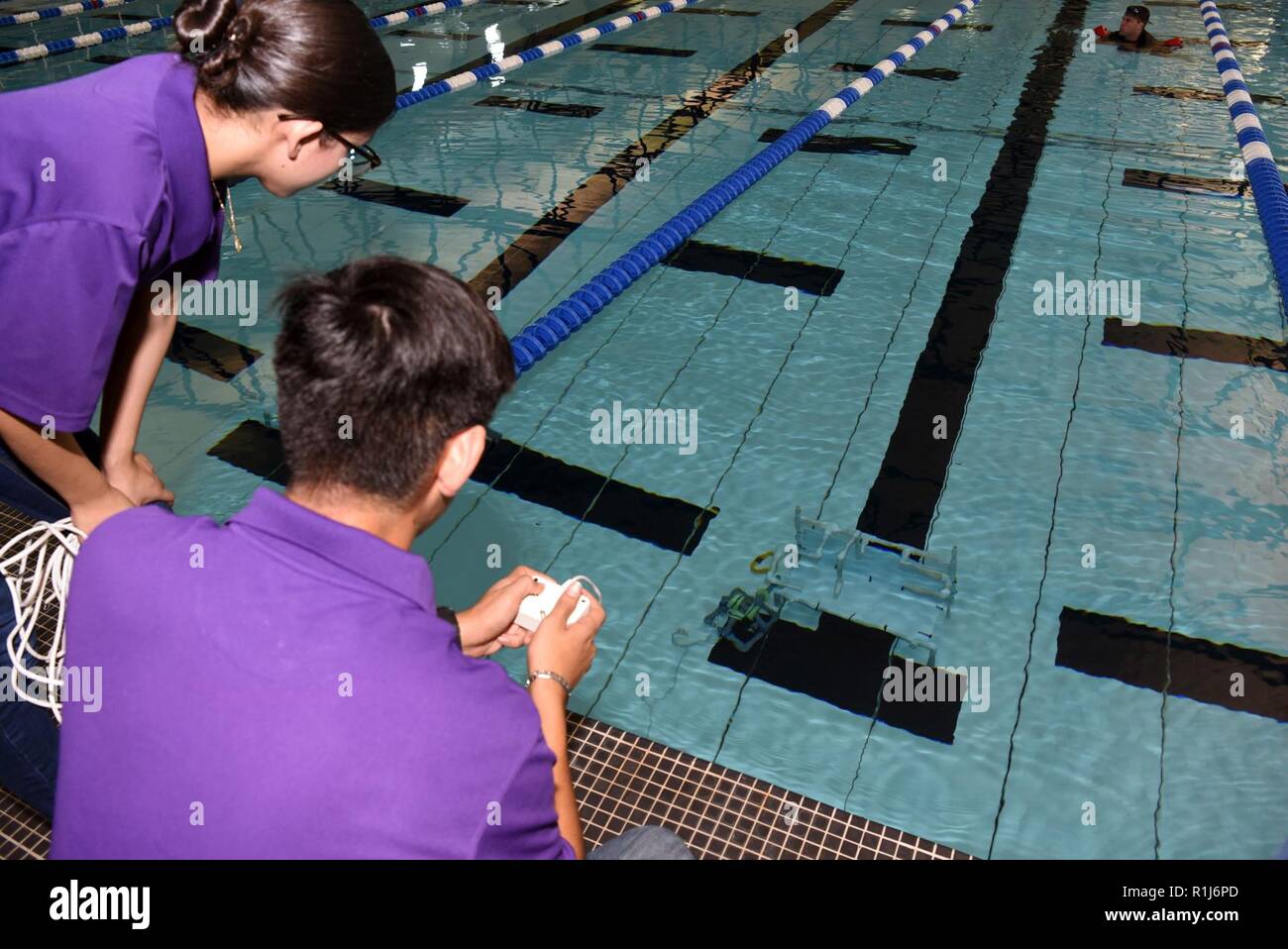 BROWNSVILLE, Texas - (ott. 5, 2018) gli studenti di San Benito di alta scuola manovra subacquea il loro veicolo azionato in modo remoto (ROV) attraverso la sfida corso durante la U.S. Navy-sponsorizzato SeaPerch sfida la concorrenza tenuto presso la Margherita M. Clark centro acquatico durante il 2018 Ingegneria ispanica, la scienza e la Tecnologia settimana (HESTEC). Più di 35 medio e liceo squadre hanno partecipato all'evento che consisteva di un sottomarino di ostacoli, una sfida corso, e il team di interviste. Il vincitore del concorso è stato Los Fresnos scuola con Lopez High School immissione secondo e Harli Foto Stock