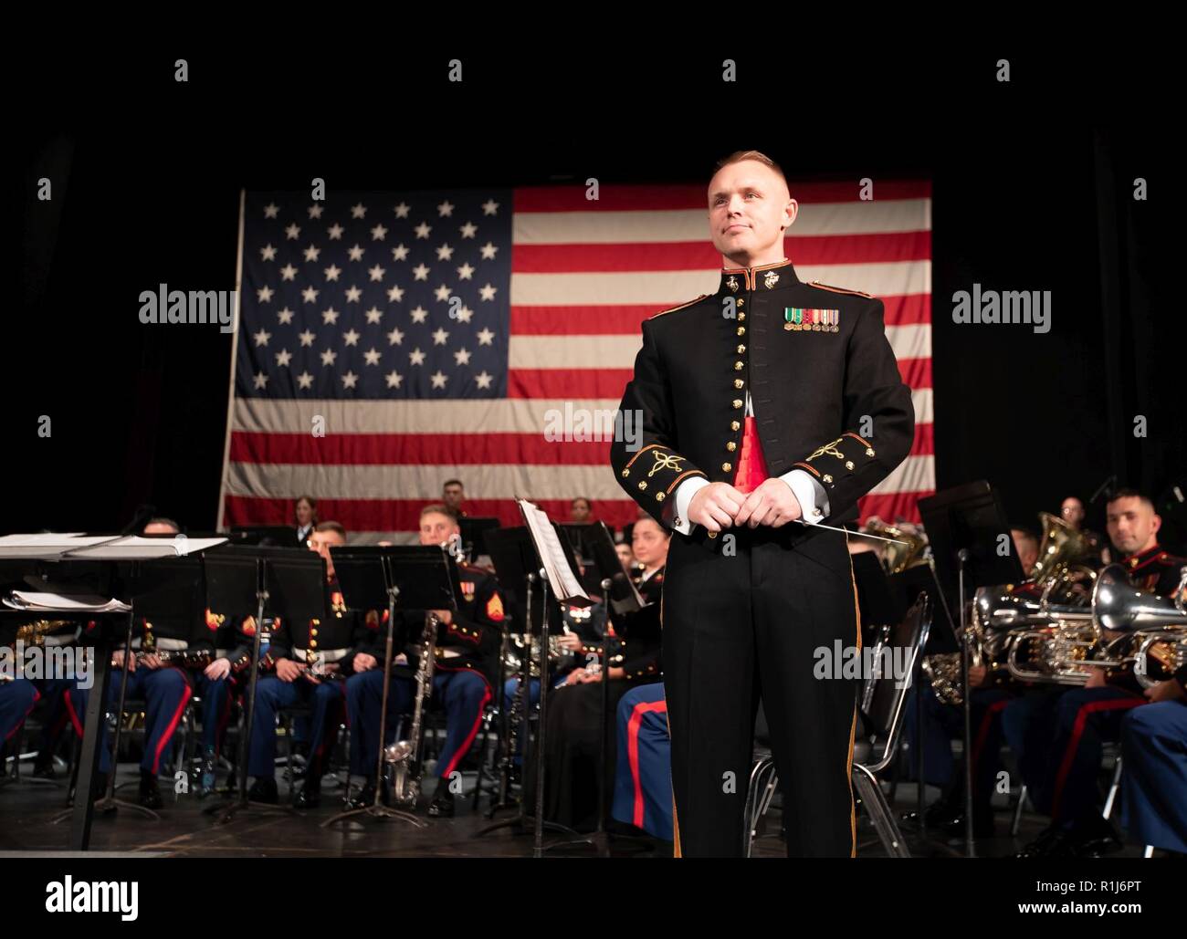 Stati Uniti Marine Corps Warrant Officer Randel S. Metzinger, banda officer, Quantico Marine Corps base Band, conduce la concert band durante la loro performance al Klein Memorial Auditorium, Bridgeport, Ct., il 5 ottobre 2018. Il Klein Auditorium è solo uno dei molti luoghi di interesse la band sarà in esecuzione durante il loro tempo nel Connecticut per il Columbus Day celebrazioni. Foto Stock