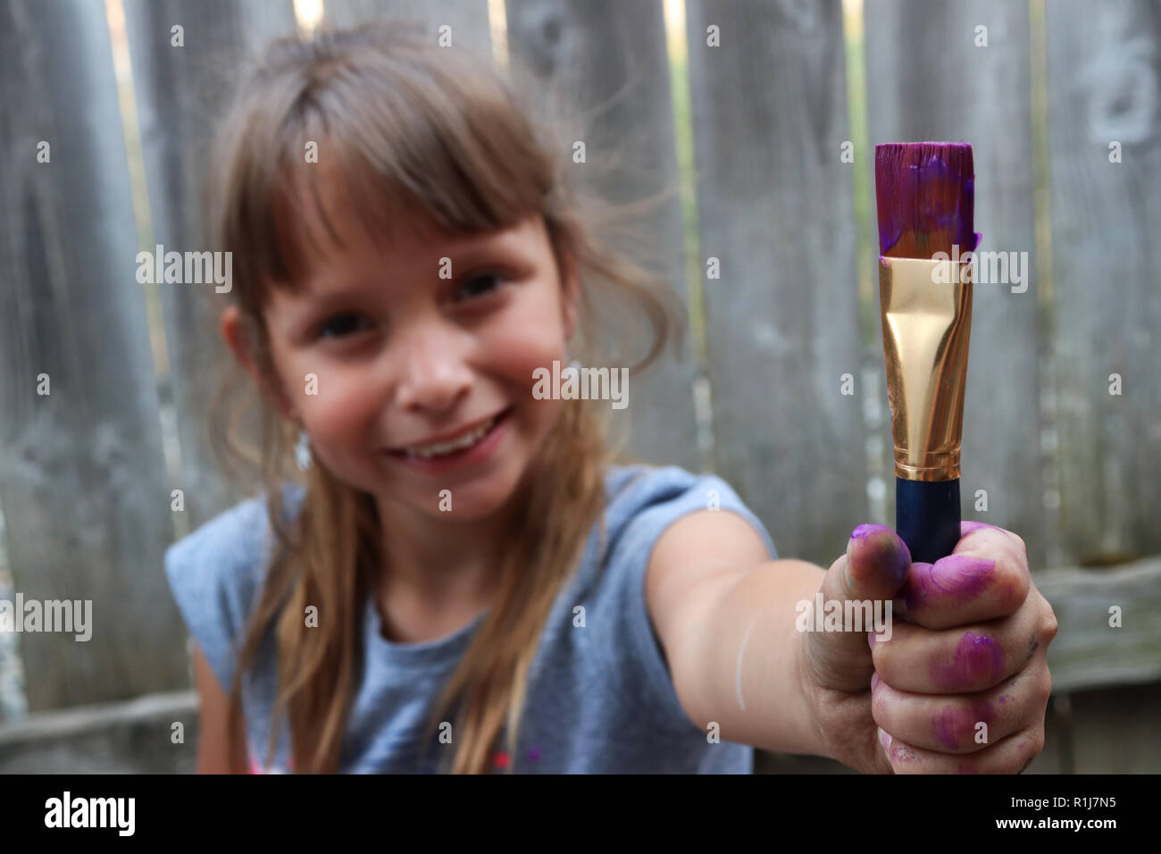 Ragazza di essere creativi con vernice Foto Stock