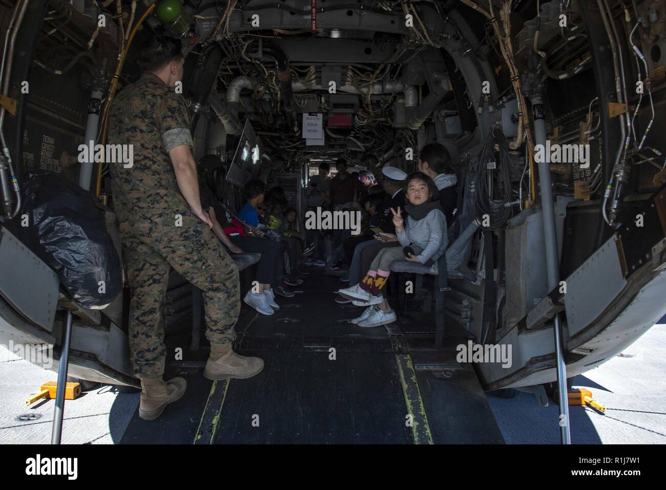 SAN FRANCISCO (ott. 7, 2018) i visitatori tour di un MV-22B Osprey, assegnato al "Viola volpi" del mezzo marino Tiltrotor Squadron (VMM) 364, nel corso di un pubblico generale tour dell'assalto anfibio nave USS Bonhomme Richard (LHD 6) durante la San Francisco Fleet Week 2018. San Francisco Settimana della flotta è un opportunità per il pubblico americano e per soddisfare la loro Marina Militare, Marine Corps e Coast Guard team e l'esperienza dell'America servizi di mare. Durante la settimana della flotta, servizio i membri partecipano a vari eventi a servizio della comunità, capacità di presentazione e di attrezzature per la comunità e godetevi l'ospitalità di San F Foto Stock