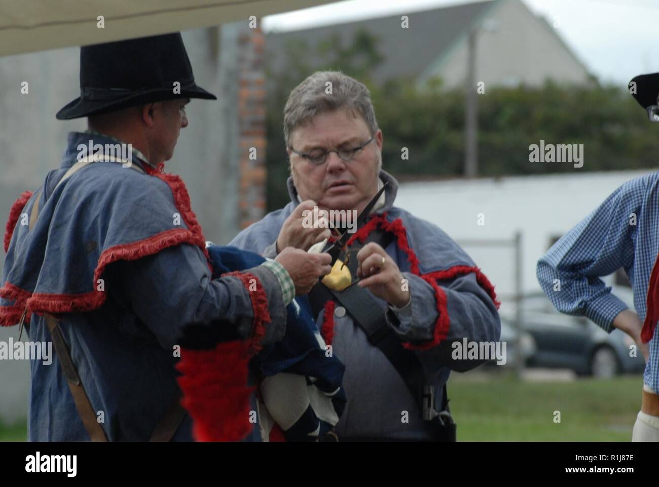 Storico re-enactors con il non-profit forte gruppo di Norfolk e fregata costellazione presente una storia viva evento museo durante la giornata di Sabato, Ottobre 6, 2018. La storia vivente il display era in concomitanza con la Giornata del Museo, che è un evento organizzato da The Olde Town Business Association nel centro di Portsmouth, Virginia. La storia vivente il display ha avuto luogo davanti a un nuovo Murale che raffigura la battaglia di Craney Island; che ha avuto luogo il 22 giugno 1813. Il nuovo Murale di recente è stata dipinta dal pittore Sam Welty, e commissionato dall'organizzazione non-profit di sostegno pubblico di Portsmouth Art. Foto Stock