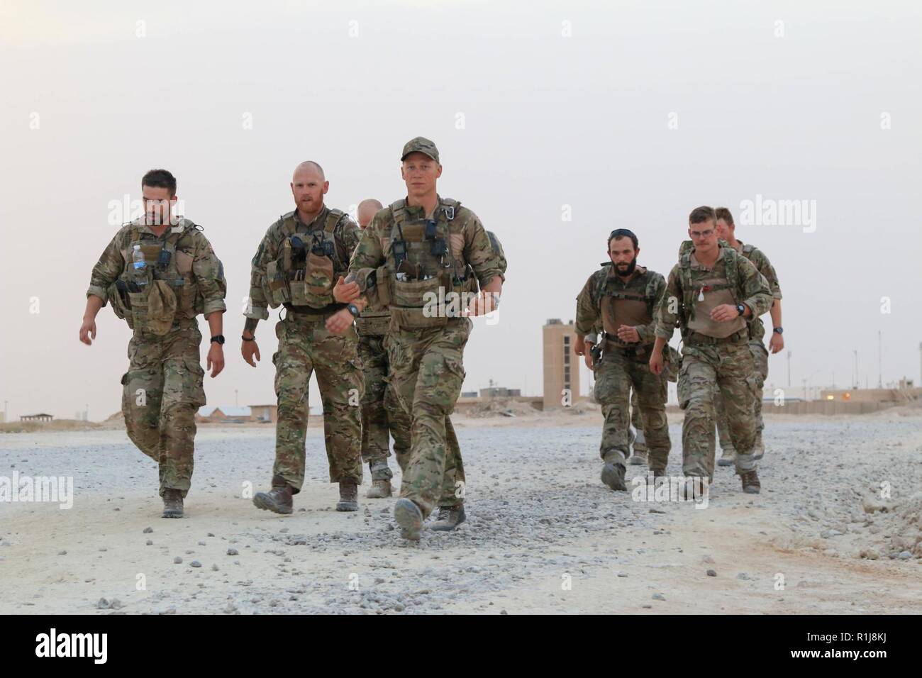 Duecento cinquanta soldati e civili provenienti da sei nazioni di partecipare alla tradizionale danese (emergenza DANCON) marzo di 23 chilometri su Al Asad Air Base (AAAB), Iraq, il 5 ottobre 2018. Dal 1972, DANCON marzo è stata condotta ovunque danese soldati sono dispiegati. AAAB è una Combined Joint Task Force - Funzionamento inerenti risolvere migliorata capacità del partner location dedicate alla formazione delle forze di partner e di migliorare la loro efficacia. Foto Stock