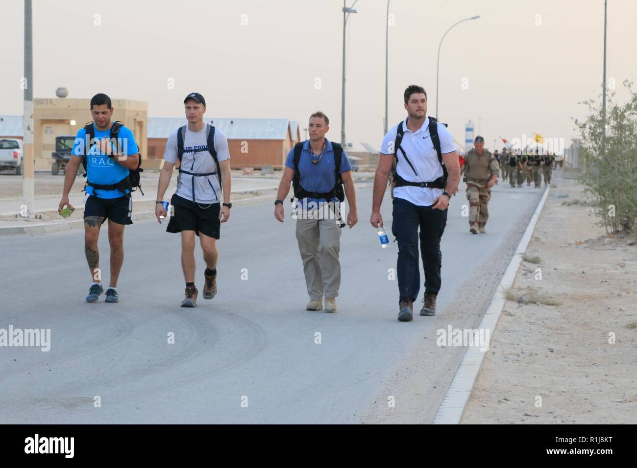 Duecento cinquanta soldati e civili provenienti da sei nazioni di partecipare alla tradizionale danese (emergenza DANCON) marzo di 23 chilometri su Al Asad Air Base (AAAB), Iraq, il 5 ottobre 2018. Dal 1972, DANCON marzo è stata condotta ovunque danese soldati sono dispiegati. AAAB è una Combined Joint Task Force - Funzionamento inerenti risolvere migliorata capacità del partner location dedicate alla formazione delle forze di partner e di migliorare la loro efficacia. Foto Stock