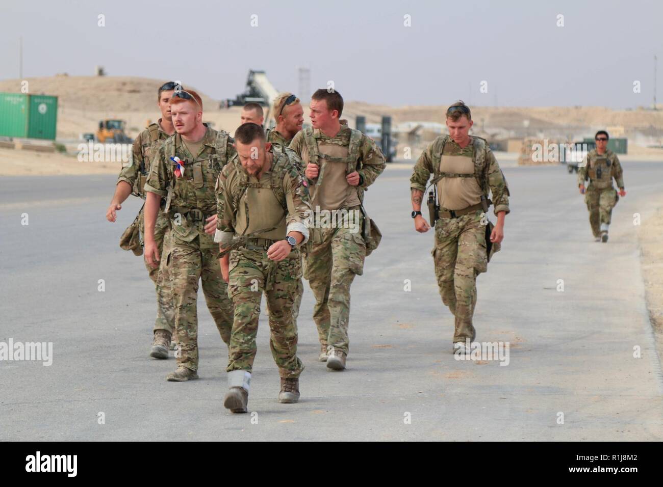 Duecento cinquanta soldati e civili provenienti da sei nazioni di partecipare alla tradizionale danese (emergenza DANCON) marzo di 23 chilometri su Al Asad Air Base (AAAB), Iraq, il 5 ottobre 2018. Dal 1972, DANCON marzo è stata condotta ovunque danese soldati sono dispiegati. AAAB è una Combined Joint Task Force - Funzionamento inerenti risolvere migliorata capacità del partner location dedicate alla formazione delle forze di partner e di migliorare la loro efficacia. Foto Stock