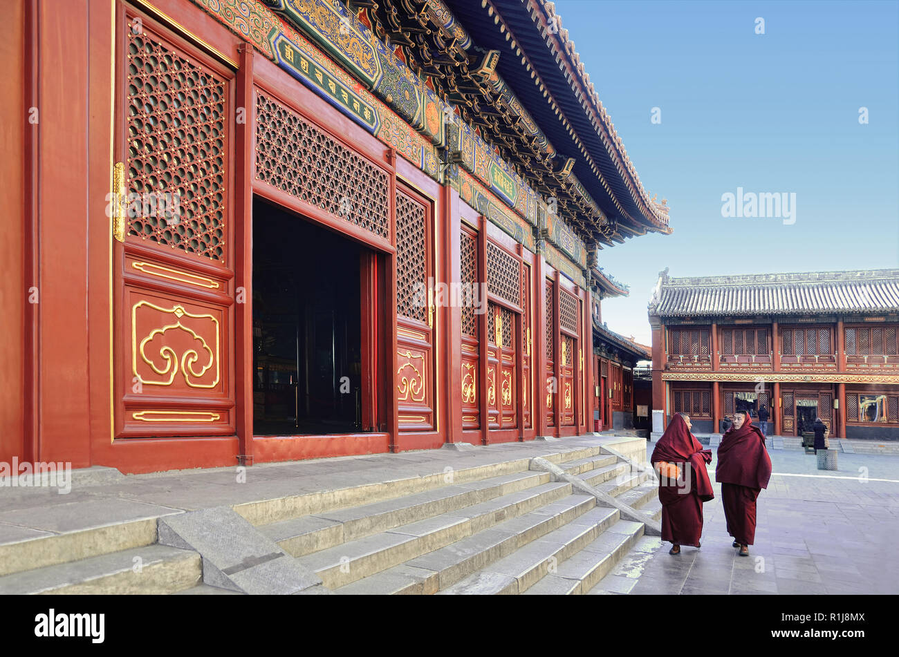 Due giovani monaci a piedi nella Yonghegong Tempio Lama area, Pechino Foto Stock