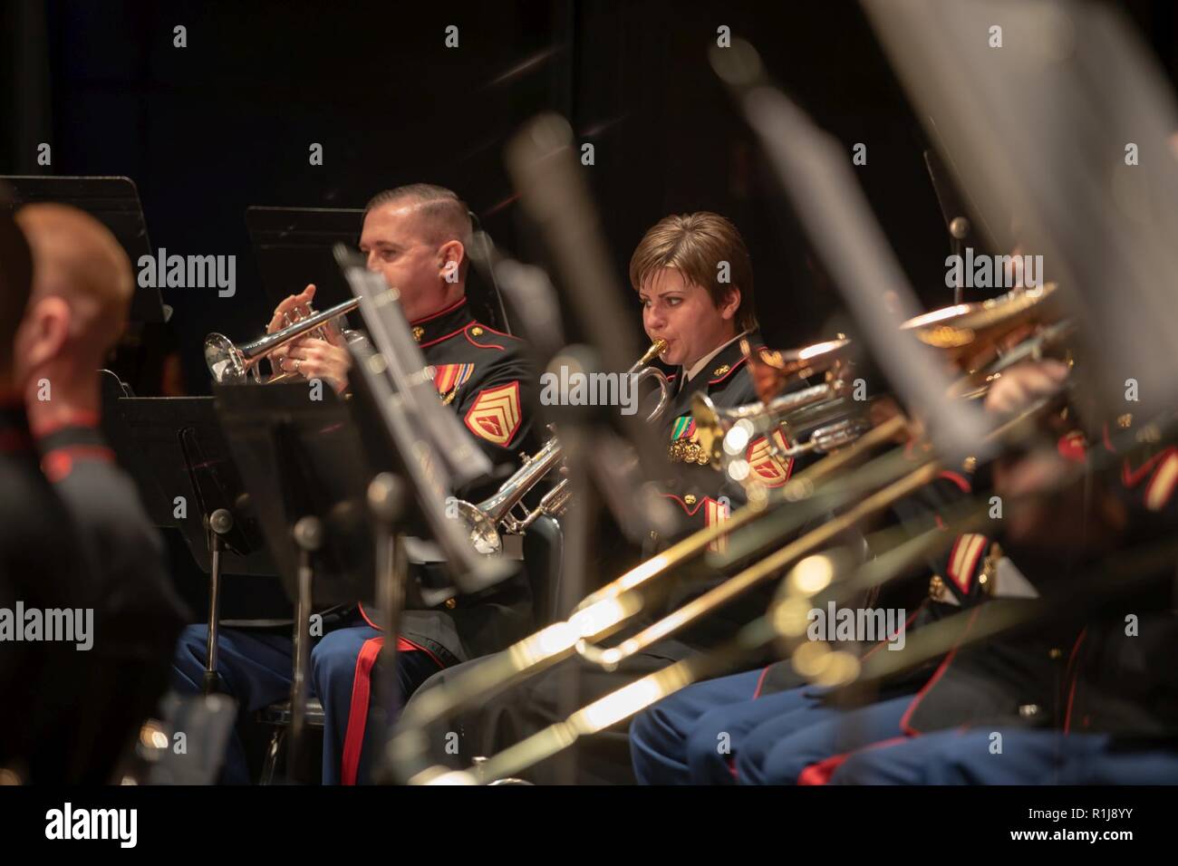 Stati Uniti Marine Corps Staff Sgt. Lindsay L. Bender, musicista, Quantico Marine Corps base Band, compie durante le bande prestazioni a Klein Memorial Auditorium, Bridgeport, Ct., il 5 ottobre 2018. Il Klein Auditorium è solo uno dei molti luoghi di interesse la band sarà in esecuzione durante il loro tempo nel Connecticut per il Columbus Day celebrazioni. Foto Stock