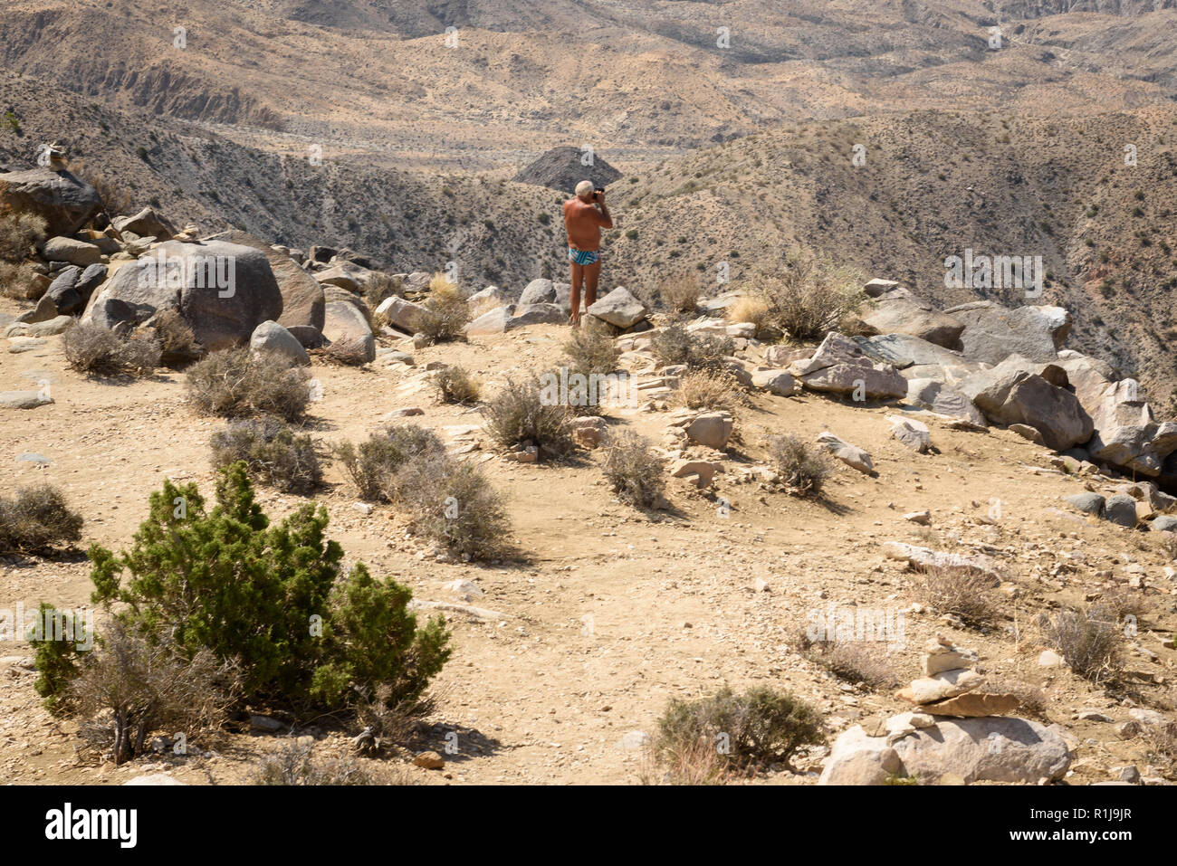 Ventinove palme, CA-Luglio 15, 2018: Sightseer prende le foto in vista tasti, affacciato sulla valle di Coachella a Joshua Tree National Park, California Foto Stock