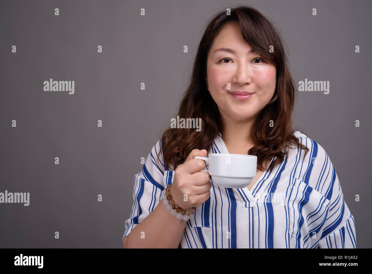 Coppia bella asiatica imprenditrice azienda tazza da caffè Foto Stock
