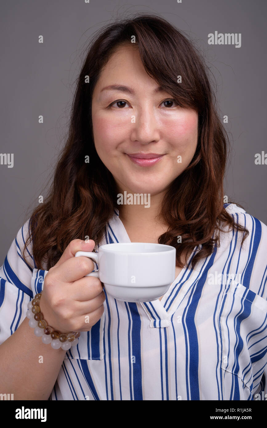 Coppia bella asiatica imprenditrice azienda tazza da caffè Foto Stock
