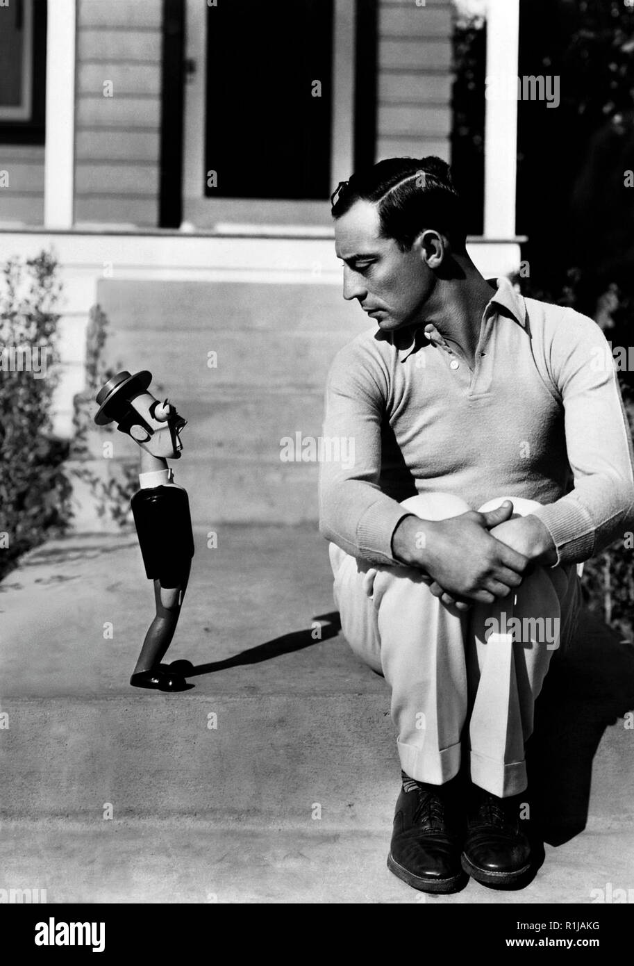 17 Dicembre 1930: American muto comico e Attore Buster Keaton (1895-1966), noto come "il re del Deadpan" si siede accanto a un modello simile a se stesso. Credito: Hollywood Archivio foto / MediaPunch Foto Stock