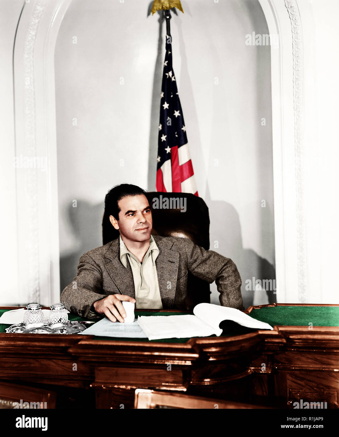 Capra divenne uno di America è più influenti dirigenti durante gli anni trenta, vincitore di tre premi Oscar dal suo sei nomination come Miglior Regista, insieme con altri tre Oscar wins da nove nomination in altre categorie. Tra i suoi principali film sono stati è accaduto che una notte (1934), che non puoi portare con te (1938), e il sig. Smith va a Washington (1939); Capra è stato nominato come Miglior Regista e come produttore per l'Academy Award per il miglior film su tutti e tre i film, vincitore di due premi sui primi due. Durante la II Guerra Mondiale, capra serviti negli Stati Uniti Army Signal Corps e prodotte nei film di propaganda, come Foto Stock