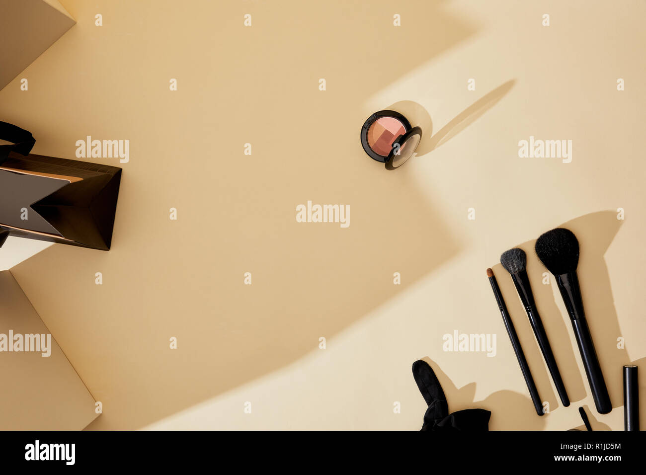Vista superiore del trucco forniture giacente sul piano portapaziente beige Foto Stock